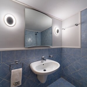 Douche, séchoir à cheveux, serviettes fournies, savon