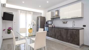 Geladeira, micro-ondas, fogão, cooktop