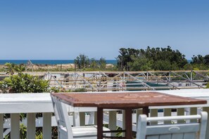 Outdoor dining - Vacatio Home "Gilda" near Beach with Shared Pool & Wi-Fi (Oliva)