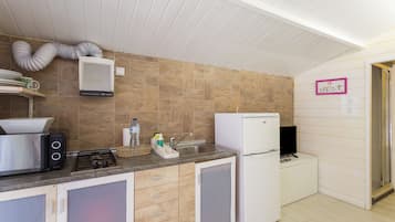 Refrigerador, microondas, parrilla de estufa y utensilios de cocina