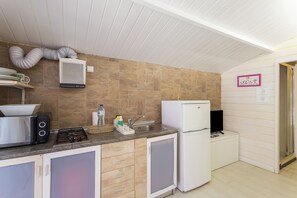 Fridge, microwave, stovetop, cookware/dishes/utensils - Vacatio Home "Gilda" near Beach with Shared Pool & Wi-Fi (Oliva)