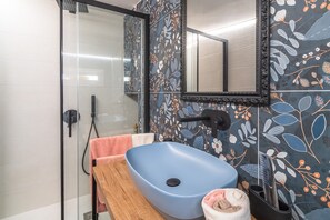 Douche, sèche-cheveux, serviettes fournies