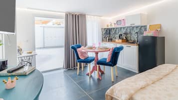 1 habitación, tabla de planchar con plancha, wifi gratis y ropa de cama