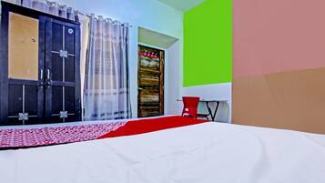 標準雙人房 | 手提電腦工作空間、床單