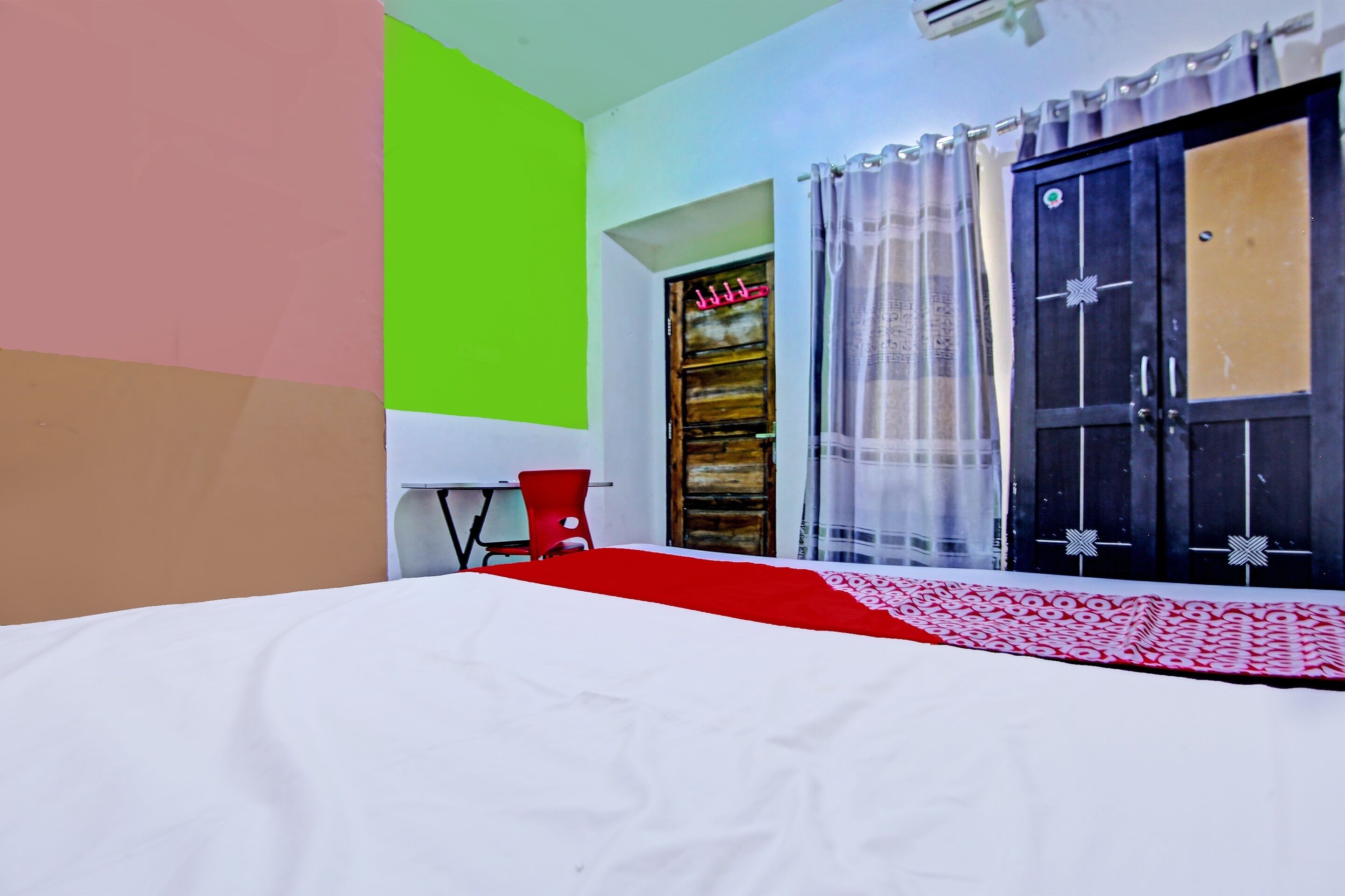 Kamar Double Standar | Ruang kerja ramah laptop dan seprai linen