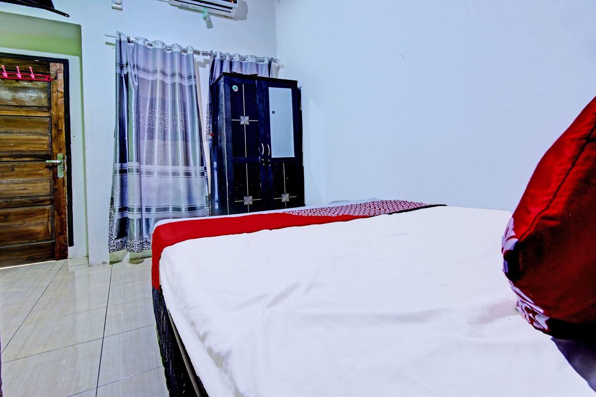 Standard Double Room | Laptop workspace, bed sheets