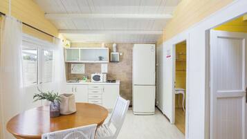 Fridge, microwave, stovetop, cookware/dishes/utensils