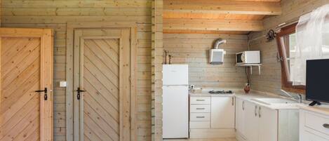 Frigorífico, microondas, placa de cocina y utensilios de cocina