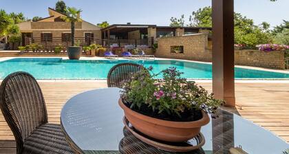 Apartment 'Giusa' with Shared Pool, Wi-Fi and Air Conditioning