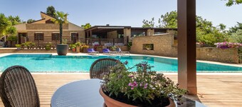 Apartment 'Giusa' with Shared Pool, Wi-Fi and Air Conditioning