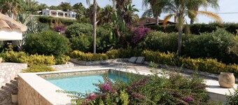 Villa 'Zagara' met zwembad, tuin, terras en Wi-Fi