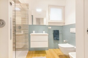 Dusche, Haartrockner, Handtücher