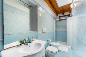 Dusche, Haartrockner, Handtücher