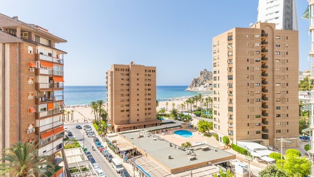 A high-rise hotel with multiple balconies, a rooftop pool, and a view of the beach. - Apartment 'Apartamento Paraíso Florida' with Sea View, Wi-Fi and Air Conditioning (Benidorm)