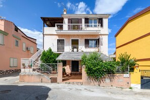 Exterior - Holiday Apartment "Corbezzolo" with Balcony & Shared Terrace (Bari sardo)