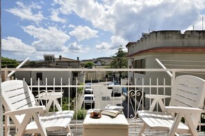 Property grounds - Holiday Apartment "Corbezzolo" with Balcony & Shared Terrace (Bari sardo)