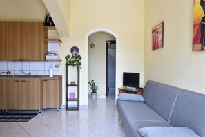 TV - Holiday Apartment "Corbezzolo" with Balcony & Shared Terrace (Bari sardo)