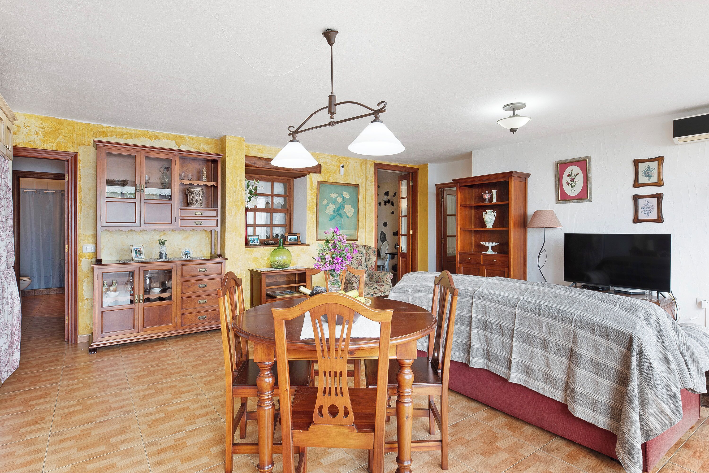 1 dormitorio, tabla de planchar con plancha, wifi gratis y ropa de cama