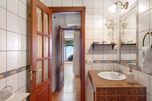 Chuveiro, secador de cabelo, toalhas de banho 