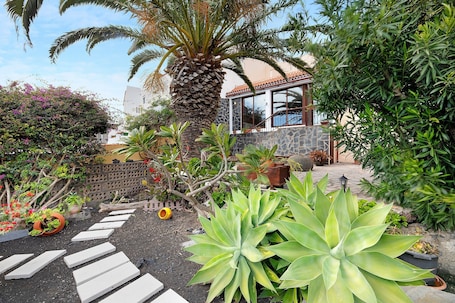 Property grounds. Holiday Home "Casa Titi" with Sea View, Private Terrace and Wi-Fi