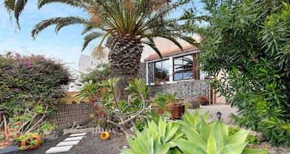 Holiday Home "Casa Titi" with Sea View, Private Terrace and Wi-Fi