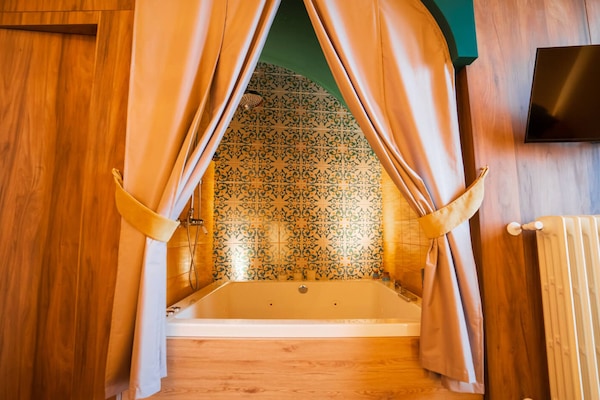 Classic Suite | Egyptian cotton sheets, premium bedding, down comforters