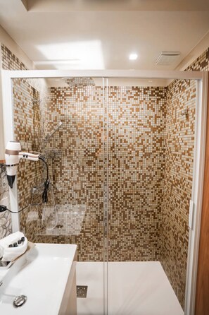 Panoramic Triple Room | Bathroom | Free toiletries, hair dryer, bathrobes, bidet - Grantò B&B (Gravina in Puglia)