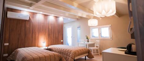 1 bedroom, Egyptian cotton sheets, premium bedding, down comforters