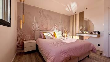 3 slaapkamers, een bureau, een strijkplank/strijkijzer, reisbedje