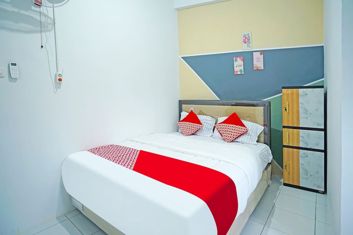 Espacio para trabajar con laptop, wifi gratis y ropa de cama