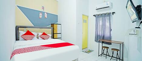 Standard Double Room | Laptop workspace, free WiFi, bed sheets