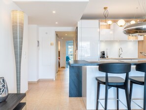 ثلاجة، فرن، موقد طهي مسطح، غسالة أطباق