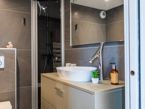 Badewanne, kostenlose Toilettenartikel, Haartrockner, Handtücher