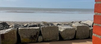 Chambre à Louer, les Pieds Presque Dans le Sable!