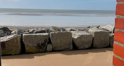 Chambre à Louer, les Pieds Presque Dans le Sable!