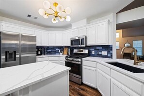 Refrigerador, microondas, horno, placa de cocina