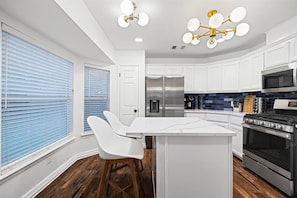 冷蔵庫、電子レンジ、オーブン、コンロ