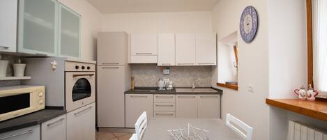 Refrigerador con freezer, horno, lavavajillas, cafetera/tetera