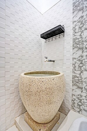 Double Room | Bathroom | Shower, rainfall showerhead, soap - Hotel O Reva Residence Syariah (Kamal)