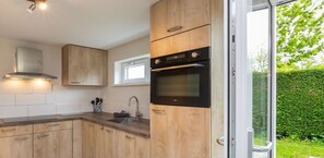 Kühlschrank, Mikrowelle, Herdplatte, Geschirrspüler