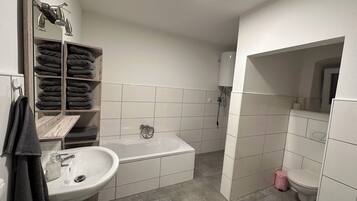 Dusche, Haartrockner, Handtücher, Seife