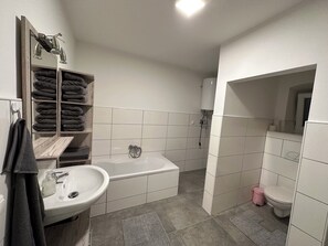 Douche, sèche-cheveux, serviettes fournies, savon