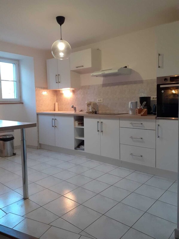 Frigorifero, microonde, forno, piano cottura