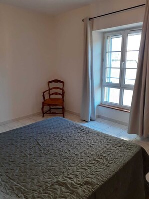 2 chambres, fer et planche Ă repasser, lit parapluie, draps fournis