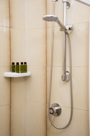 Ducha, secador de pelo, albornoces y bidé