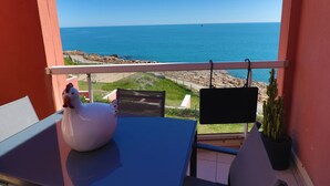 Outdoor dining - Luxurious 2-room apartment with air conditioning and terrace in Sète (Sète)