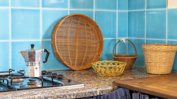 Refrigerador, horno, placa de cocina, cafetera/tetera
