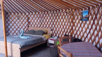 1 bedroom, bed sheets