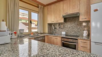 Kylskåp, mikrovågsugn, ugn och spishäll