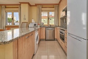 Een koelkast, een magnetron, een oven, een kookplaat